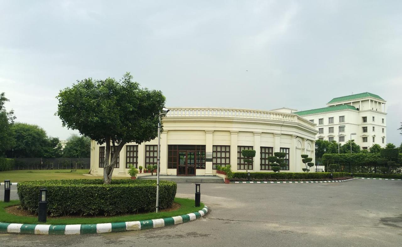 Dlf Club 3 Hotel Gurgaon Buitenkant foto